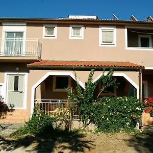apartment-rooms-roza.in-istria.net/